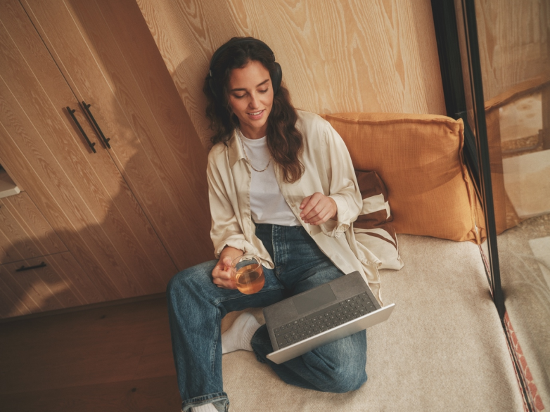 轻量无界！JabraEvolve3办公娱乐双场景耳麦(图1)