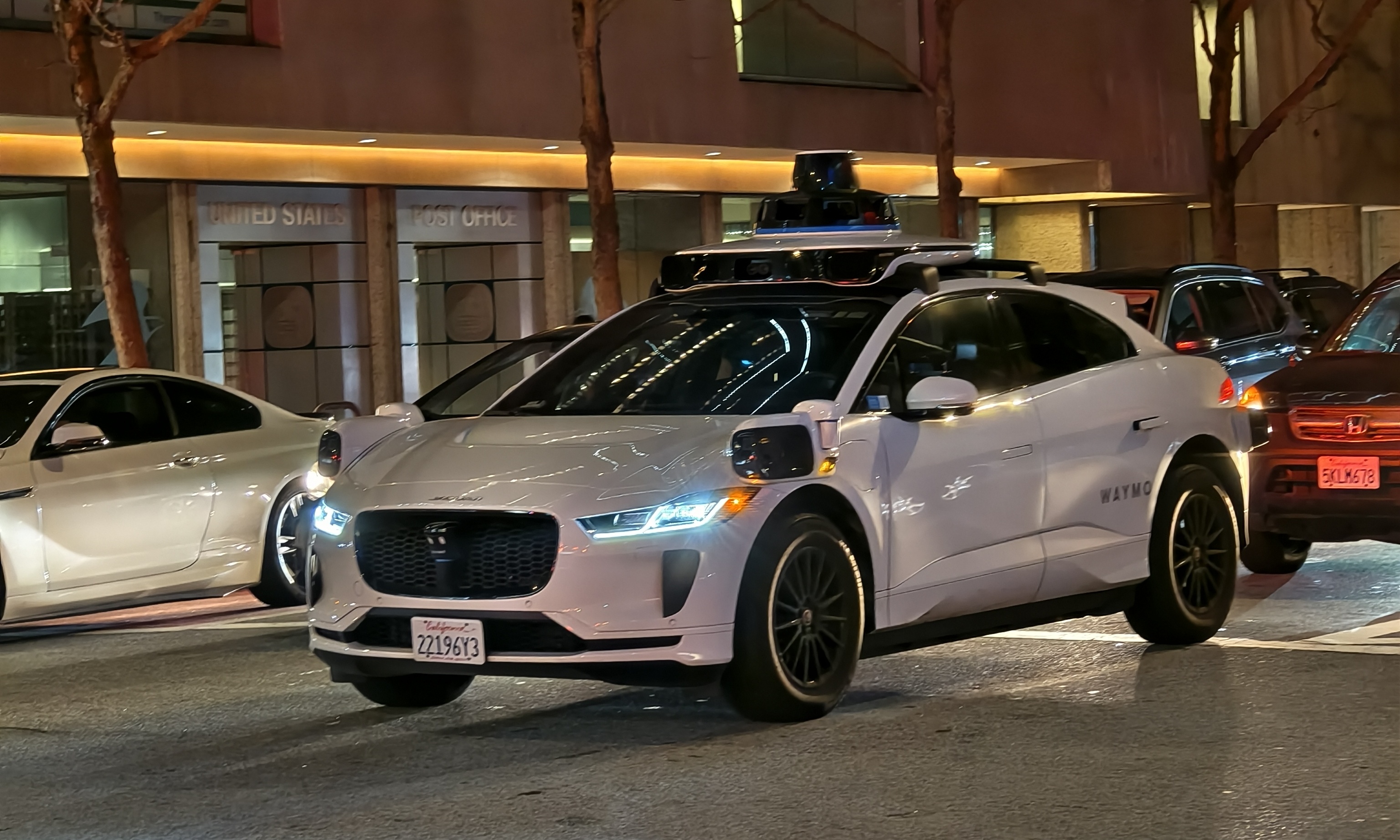 武汉百辆萝卜快跑趴窝！Robotaxi“安全神话”崩溃给人类敲响警钟？(图2)